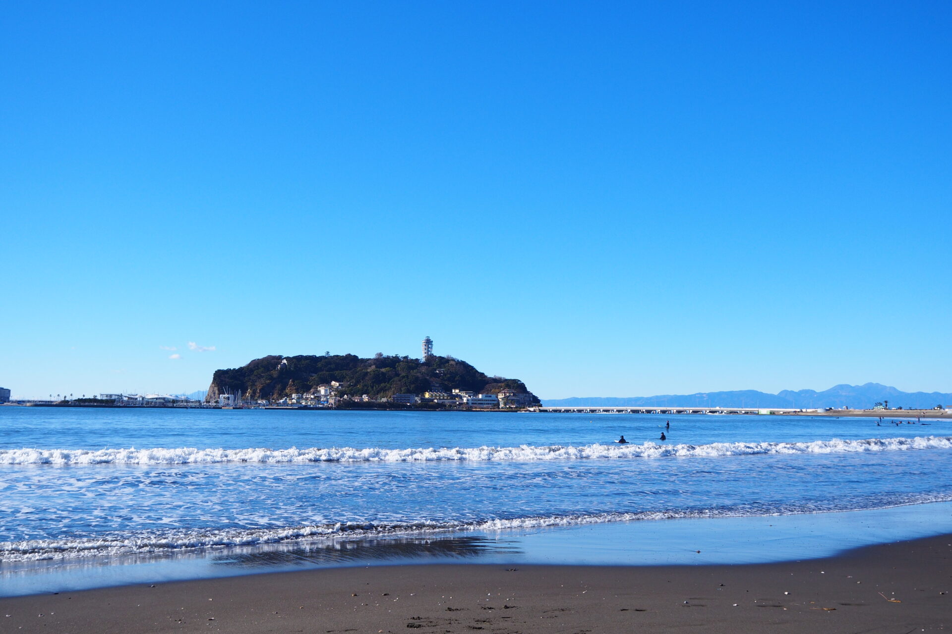 青空と江の島を望む湘南の海